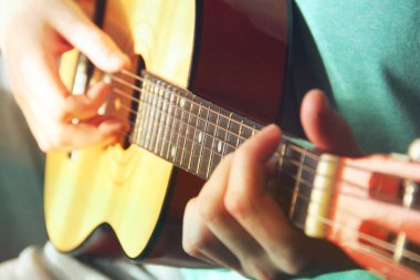 Gitarlı adam. Gitar bir adamın ellerinde.. 