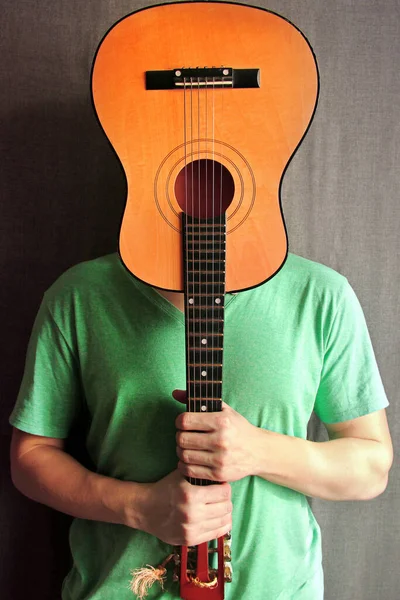 The guy with the guitar. Guitar in the hands of a guy. — Stock Photo, Image