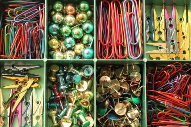 Kırtasiye seti. Raptiyeler, mandallar, raptiyeler.