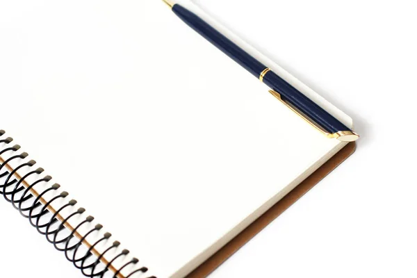 Notebook Met Pen Een Witte Achtergrond — Stockfoto