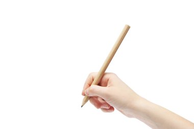 Beyaz arka planda kurşun kalem olan bir el. Vücut parçaları.