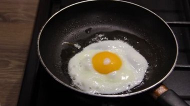 Bir tavada kızarmış yumurta