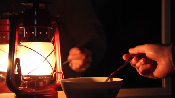 手拿着一勺蜂蜜放在煤油灯的后面 — 图库视频影像
