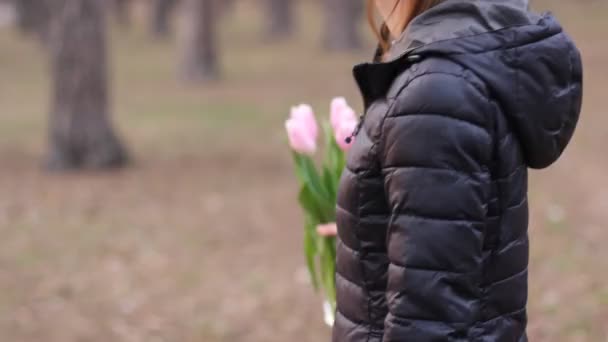 Flores Nas Mãos Uma Rapariga Tulipas Primavera — Vídeo de Stock