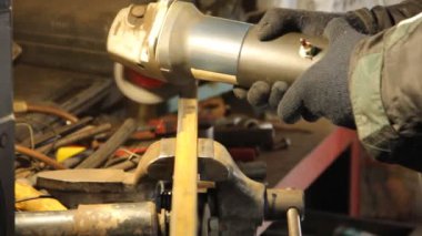 İnsan metali pasdan temizler.