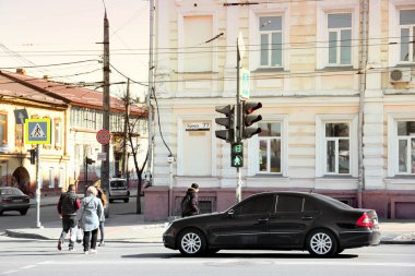 Chernihiv, Ukrayna - 31 Mart 2020: Siyah Mercedes E sınıfı şehrin trafik ışıklarında duruyor