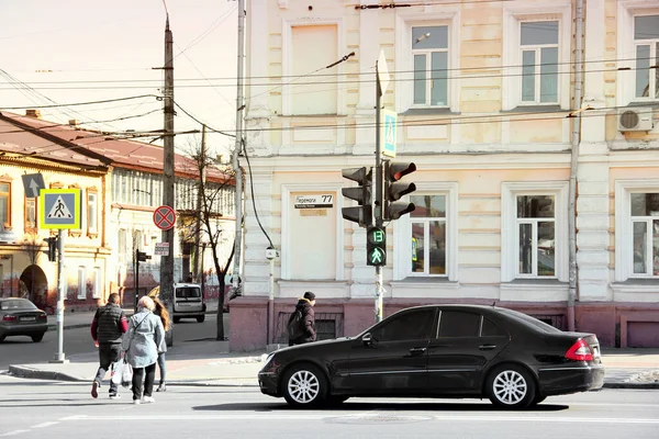 乌克兰切尔尼赫夫 2020年3月31日 黑色轿车奔驰E Class停在城市红绿灯前 — 图库照片