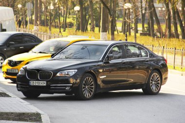 Chernihiv, Ukrayna - 31 Mart 2020: BMW iş arabası şehirde park halinde