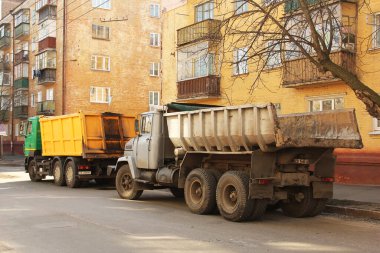 Chernihiv, Ukrayna - 31 Mart 2020: Şehre park etmiş kamyonlar