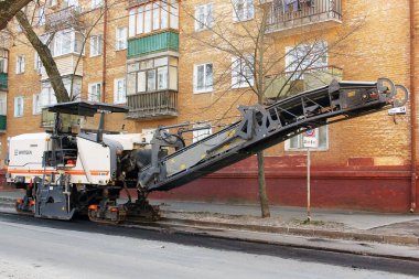 Chernihiv, Ukrayna - 31 Mart 2020 WIRTGEN W200. Yolların inşası için ekipman