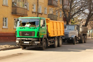 Chernihiv, Ukrayna - 31 Mart 2020: Şehre park etmiş kamyonlar