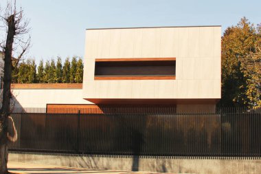 Şehrin mimarisi işte. Modern bir binanın cephesi..