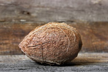 Ahşap arka planda hindistan cevizi. Hindistan cevizini kapat.