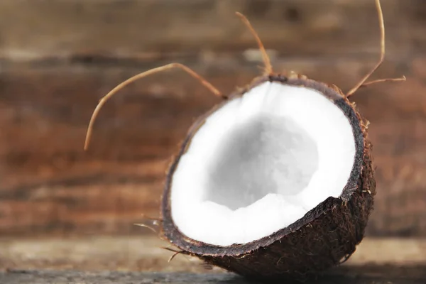 Kokosnuss Auf Einem Hölzernen Hintergrund Gehackte Kokosnuss — Stockfoto