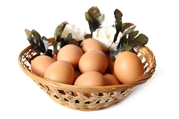 Huevos Flores Una Cesta Sobre Fondo Blanco — Foto de Stock