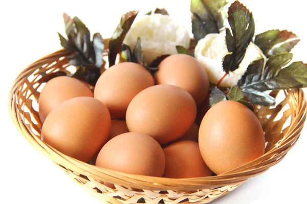 Huevos Flores Una Cesta Sobre Fondo Blanco — Foto de Stock