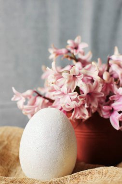 Yumurta ve çiçekler yakın plan. Boyalı yumurta.