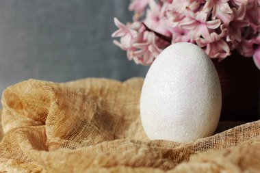 Yumurta ve çiçekler kapanıyor. Boyalı yumurta.