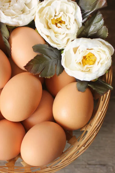 Huevos Flores Una Canasta Sobre Fondo Madera — Foto de Stock