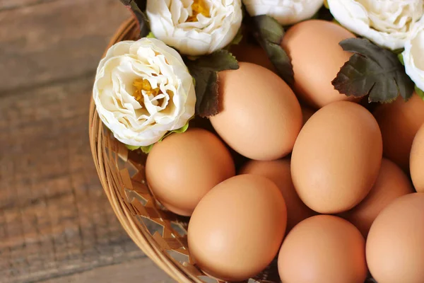 Яйца Цветы Корзине Деревянном Фоне — стоковое фото