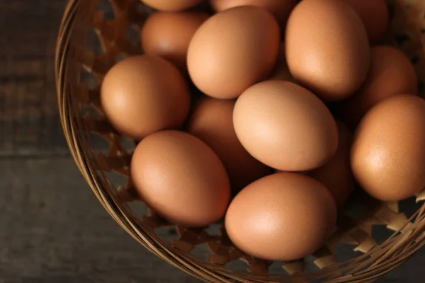 Huevos Una Canasta Sobre Fondo Madera — Foto de Stock