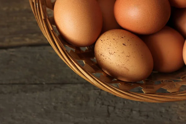 Яйца Корзине Деревянном Фоне — стоковое фото