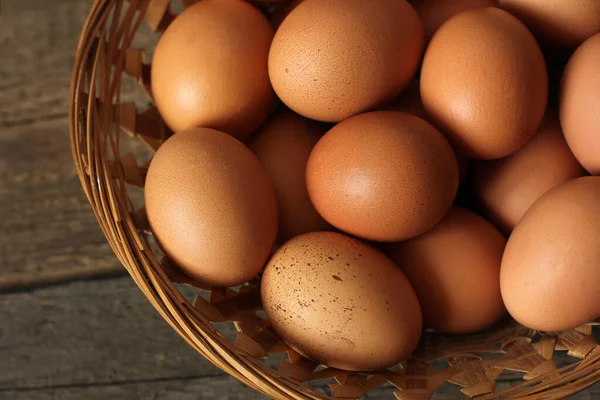 Яйца Корзине Деревянном Фоне — стоковое фото