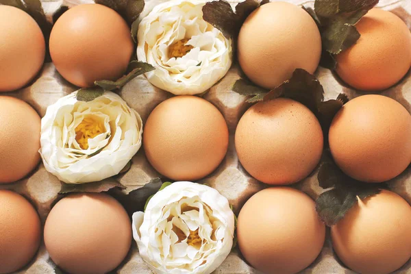 Яйца Цветы Подносе Фон — стоковое фото
