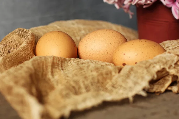 Яйца Ткани Яйца Деревянном Фоне — стоковое фото