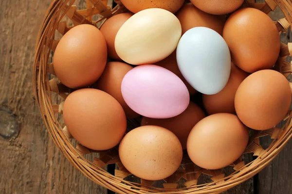 Huevos Una Cesta Sobre Fondo Madera Huevos Una Canasta Los — Foto de Stock