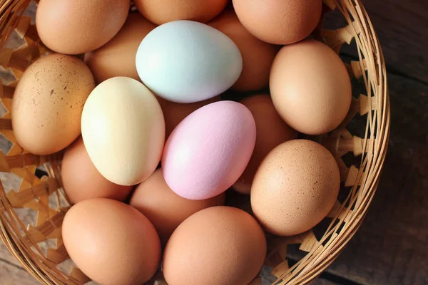 Яйца Корзине Деревянном Фоне Яйца Корзине Яйца Закрываются Цветные Яйца — стоковое фото