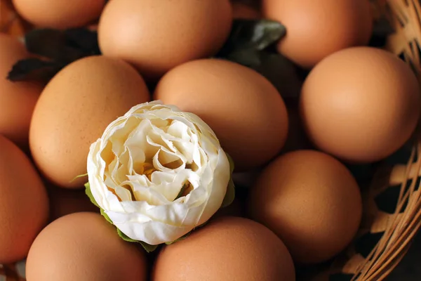 Яйца Цветы Корзине Яйца Деревянном Фоне — стоковое фото
