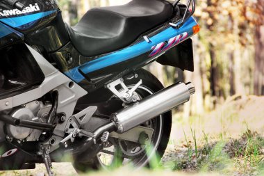 7 Nisan 2020 - Chernihiv, Ukrayna: Ormanda motosiklet. Ormanda Kawasaki spor bisikleti