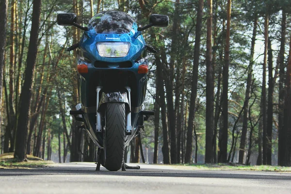 April 2020 Tschernihiw Ukraine Motorrad Wald Kawasaki Sportfahrrad Wald — Stockfoto