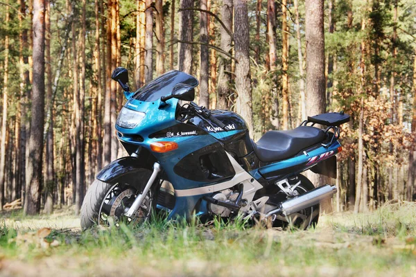 Abril 2020 Chernihiv Ucrania Motocicleta Bosque Kawasaki Bicicleta Deportiva Bosque — Foto de Stock