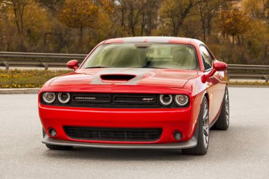 Kiev, Ukrayna - 21 Nisan 2020: Ağaçların arka planında kaslı Dodge Challenger SRT8 392 HEMI. Kırmızı araba.