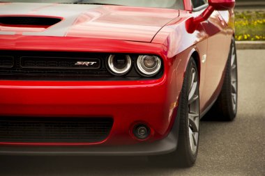 Kiev, Ukrayna - 21 Nisan 2020: Kaslı Araba Dodge Challenger SRT8 392 HEMI. Arabanın ön tarafı kapanıyor. Kırmızı araba.