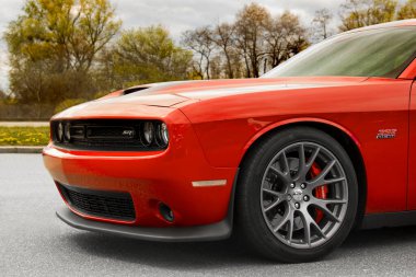 Kiev, Ukrayna - 21 Nisan 2020: Ağaçların arka planında kaslı Dodge Challenger SRT8 392 HEMI. Kırmızı araba.
