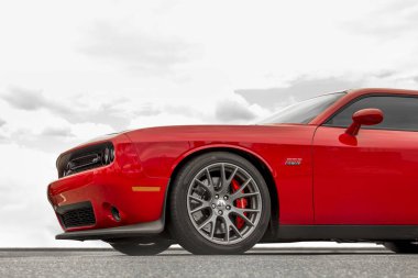 Kiev, Ukrayna - 21 Nisan 2020: Kaslı araba Dodge Challenger SRT8 392 HEMI gökyüzüne karşı. Gökyüzü arka planında kırmızı araba