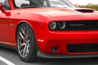 Kiev, Ukrayna - 21 Nisan 2020: Kaslı Araba Dodge Challenger SRT8 392 HEMI. Arabanın ön tarafı kapanıyor. Kırmızı araba.