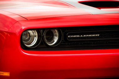 Kiev, Ukrayna - 21 Nisan 2020: Kaslı Araba Dodge Challenger SRT8 392 HEMI. Arabanın ön tarafı kapanıyor. Kırmızı araba.