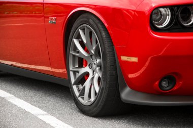 Kiev, Ukrayna - 21 Nisan 2020: Kaslı Araba Dodge Challenger SRT8 392 HEMI. Arabanın ön tarafına. Araba tekerleği. Kırmızı araba.