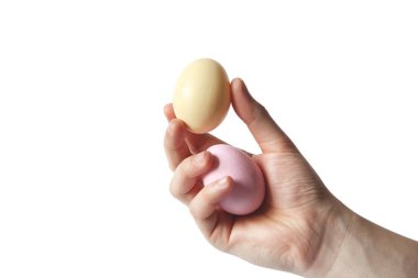 Beyaz arka planda bir el yumurta. Boyalı yumurta.