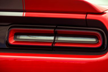Araba farları. Lüks farlar. Kırmızı bir arabanın parçası.