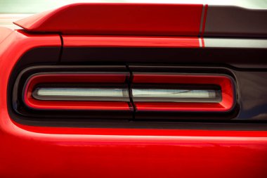 Araba farları. Lüks farlar. Kırmızı bir arabanın parçası.