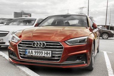 Kiev, Ukrayna - 21 Nisan 2020: Audi arabası yaklaş. Şehirde park edilmiş bir araba.