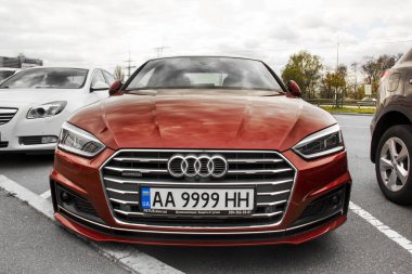 Kiev, Ukrayna - 21 Nisan 2020: Audi arabası yaklaş. Şehirde park edilmiş bir araba.