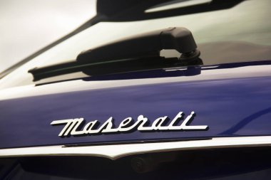 Kiev, Ukrayna - 21 Nisan 2020: Arabanın üzerindeki yazı Maserati. Arabanın bir parçası. Amblem