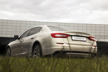 Kiev, Ukrayna - 21 Nisan 2020: Maserati Quattroporte lüks otomobili. Aşağıdan arabanın görüntüsü