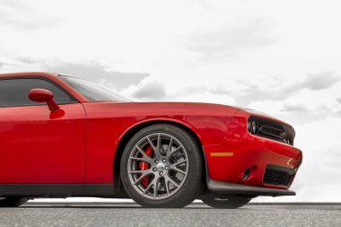 Kiev, Ukrayna - 21 Nisan 2020: Kaslı araba Dodge Challenger SRT8 392 HEMI gökyüzüne karşı. Gökyüzü arka planında kırmızı araba